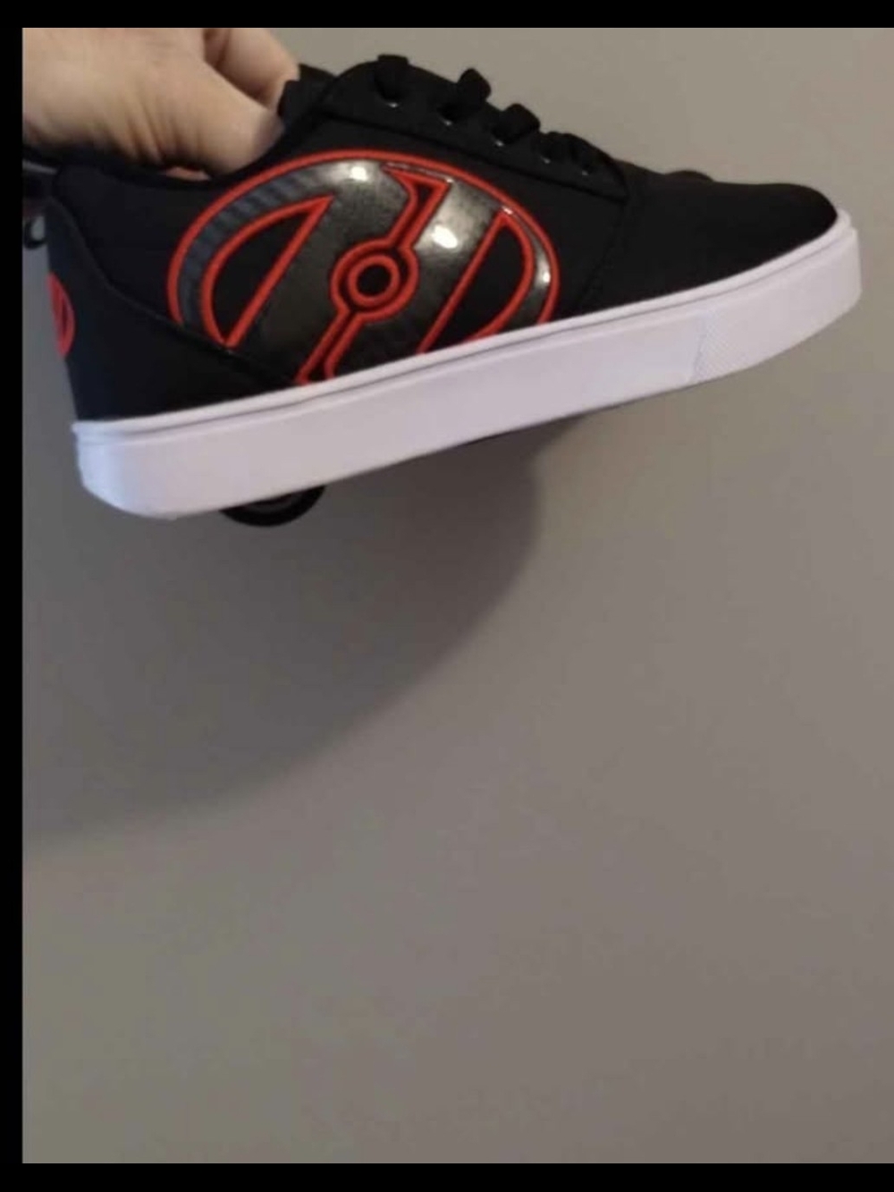 Heelys Black and Red Low-Top Skate Sneakers Kids Size 3